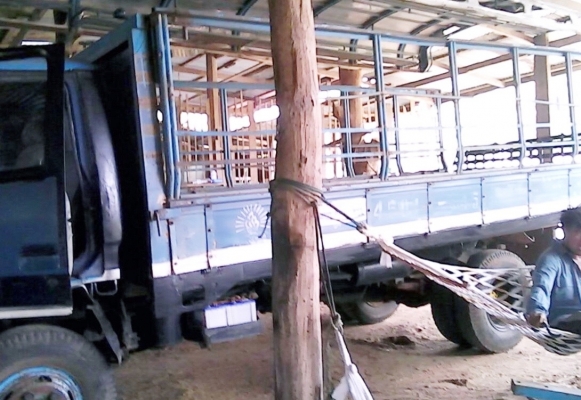 ISUZU NPR 115 HP 4BD1 รถบรรทุกหกล้อ กระบะคอกเหล็กความยาว 4.30 เมตรสภาพดีมีหลังคาโดยสารครบพร้อมครับ เครื่องยนต์แรงดีไม่มีเยิ้ม ภายในเก๋งคอนโซลสวยครบ พวงมาลัยเพาเวอร์ ช่วงล่างใหญ่คัชซีไม่มีบวม คานหน้ากับเฟืองท้ายใหญ่หกน็อต ติด F ครบแล้ว ยาง 8.25 ขอบ 16 สภาพ