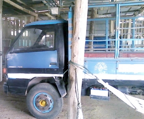 ISUZU NPR 115 HP 4BD1 รถบรรทุกหกล้อ กระบะคอกเหล็กความยาว 4.30 เมตรสภาพดีมีหลังคาโดยสารครบพร้อมครับ เครื่องยนต์แรงดีไม่มีเยิ้ม ภายในเก๋งคอนโซลสวยครบ พวงมาลัยเพาเวอร์ ช่วงล่างใหญ่คัชซีไม่มีบวม คานหน้ากับเฟืองท้ายใหญ่หกน็อต ติด F ครบแล้ว ยาง 8.25 ขอบ 16 สภาพ