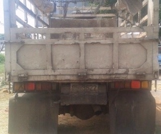 HINO KM 505 - 117 HP WO4D หกล้อดั๊มพ์ กระบะดั๊มพ์เหล็กคอกเกษตร 5 ตันความยาว 3.70 เมตรพื้นไม่มีบุบไม่ยุบพร้อมบรรทุกหนักได้เลยครับ เครื่องยนต์แน่นดีแรงดีไม่มีเยิ้ม ภายในเก๋งคอนโซลสวยครบพร้อม พวงมาลัยธรรมดา ช่วงล่างใหญ่แน่นดี คัชซีไม่มีแตกไม่มีบวม ยาง 8.25 ข