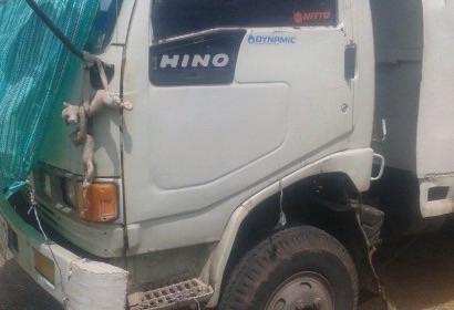 HINO KM 505 - 117 HP WO4D หกล้อดั๊มพ์ กระบะดั๊มพ์เหล็กคอกเกษตร 5 ตันความยาว 3.70 เมตรพื้นไม่มีบุบไม่ยุบพร้อมบรรทุกหนักได้เลยครับ เครื่องยนต์แน่นดีแรงดีไม่มีเยิ้ม ภายในเก๋งคอนโซลสวยครบพร้อม พวงมาลัยธรรมดา ช่วงล่างใหญ่แน่นดี คัชซีไม่มีแตกไม่มีบวม ยาง 8.25 ข