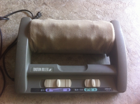 เครื่องนวดเท้ายี่ห้อ OMRON เป็นแบบแกนหมุนนวดที่เท้าเราแค่วางเท้าบนเครื่อง