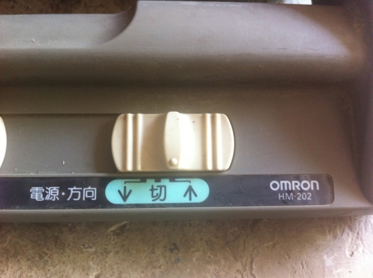 เครื่องนวดเท้ายี่ห้อ OMRON เป็นแบบแกนหมุนนวดที่เท้าเราแค่วางเท้าบนเครื่อง