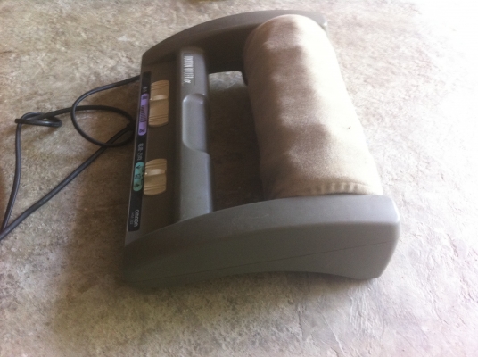 เครื่องนวดเท้ายี่ห้อ OMRON เป็นแบบแกนหมุนนวดที่เท้าเราแค่วางเท้าบนเครื่อง