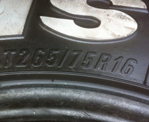 ยาง Mud Maxxis 764 เบอร์ 265 75 16 ปลายปี12 ดอกเป็นเซ็น ใช้อีก2-3สบายๆครับ ยาง Mud Maxxis 764 เบอร์ 265 75 16 ปลายปี12 ดอกเป็นเซ็น ใช้อีก2-3สบายๆครับ