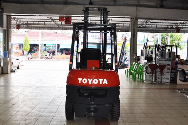 ขายรถโฟล์คลิฟท์มือสอง TOYOTA รุ่น 6FG25 ราคา 295,000 บาท นำเข้าจากประเทศญี่ปุ่น 100\% ไม่เคยใช้งานในไทย