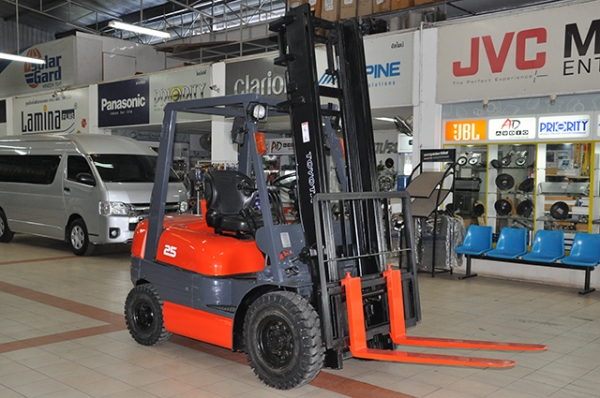 ขายรถโฟล์คลิฟท์มือสอง TOYOTA รุ่น 6FG25 ราคา 295,000 บาท นำเข้าจากประเทศญี่ปุ่น 100\% ไม่เคยใช้งานในไทย