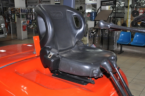 ขายรถโฟล์คลิฟท์มือสอง TOYOTA รุ่น 6FG25 ราคา 295,000 บาท นำเข้าจากประเทศญี่ปุ่น 100\% ไม่เคยใช้งานในไทย