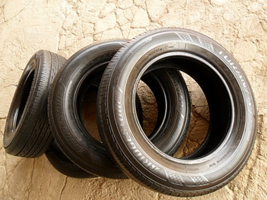 ยางรถป้ายแดงขอบ15 บริดสโตน195-65-R15ลงพื้นปี15 (4เส้น 4,800บ)