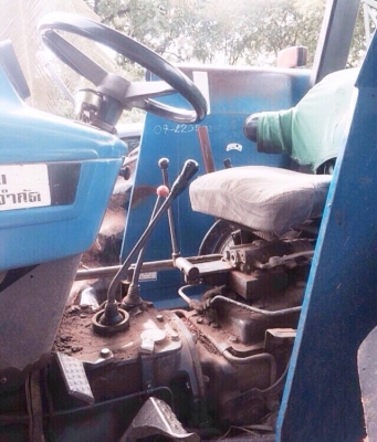 FORD 7810 - 2 เพลา แถมเครื่องปลูกของอู่ KMT สภาพดีสุดๆพร้อมใช้งานได้เลยครับ อุปกรณ์ครบพร้อม มีใบดันหน้า ผานพรวนดิน 4 ติดตั้งพร้อมใช้งาน เครื่องยนต์ 6 สูบ 100 แรง ระบบเกียร์เดินหน้า 8 ถอยหลัง 2 พวงมาลัยเพาเวอร์แบบไฮดรอสตาร์ทติก ช่วงล่างแน่นหนึบ ยางสภาพดีปร
