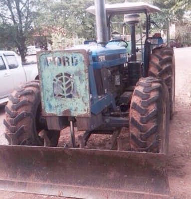 FORD 7810 - 2 เพลา แถมเครื่องปลูกของอู่ KMT สภาพดีสุดๆพร้อมใช้งานได้เลยครับ อุปกรณ์ครบพร้อม มีใบดันหน้า ผานพรวนดิน 4 ติดตั้งพร้อมใช้งาน เครื่องยนต์ 6 สูบ 100 แรง ระบบเกียร์เดินหน้า 8 ถอยหลัง 2 พวงมาลัยเพาเวอร์แบบไฮดรอสตาร์ทติก ช่วงล่างแน่นหนึบ ยางสภาพดีปร
