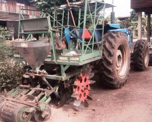 FORD 7810 - 2 เพลา แถมเครื่องปลูกของอู่ KMT สภาพดีสุดๆพร้อมใช้งานได้เลยครับ อุปกรณ์ครบพร้อม มีใบดันหน้า ผานพรวนดิน 4 ติดตั้งพร้อมใช้งาน เครื่องยนต์ 6 สูบ 100 แรง ระบบเกียร์เดินหน้า 8 ถอยหลัง 2 พวงมาลัยเพาเวอร์แบบไฮดรอสตาร์ทติก ช่วงล่างแน่นหนึบ ยางสภาพดีปร