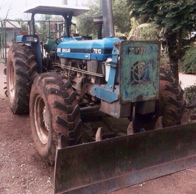 FORD 7810 - 2 เพลา แถมเครื่องปลูกของอู่ KMT สภาพดีสุดๆพร้อมใช้งานได้เลยครับ อุปกรณ์ครบพร้อม มีใบดันหน้า ผานพรวนดิน 4 ติดตั้งพร้อมใช้งาน เครื่องยนต์ 6 สูบ 100 แรง ระบบเกียร์เดินหน้า 8 ถอยหลัง 2 พวงมาลัยเพาเวอร์แบบไฮดรอสตาร์ทติก ช่วงล่างแน่นหนึบ ยางสภาพดีปร