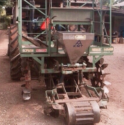 FORD 7810 - 2 เพลา แถมเครื่องปลูกของอู่ KMT สภาพดีสุดๆพร้อมใช้งานได้เลยครับ อุปกรณ์ครบพร้อม มีใบดันหน้า ผานพรวนดิน 4 ติดตั้งพร้อมใช้งาน เครื่องยนต์ 6 สูบ 100 แรง ระบบเกียร์เดินหน้า 8 ถอยหลัง 2 พวงมาลัยเพาเวอร์แบบไฮดรอสตาร์ทติก ช่วงล่างแน่นหนึบ ยางสภาพดีปร