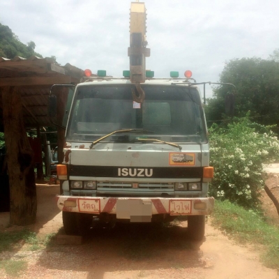 ISUZU คัซซีตัวเลข ติดเครนสามตัน