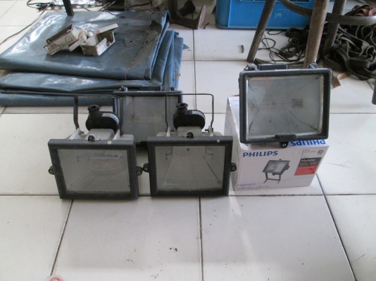 มี 5 หลอด สปอร์ตไลท์   ตามสภาพ  ใหม่และเก่าปนกันเหมาไปครับ