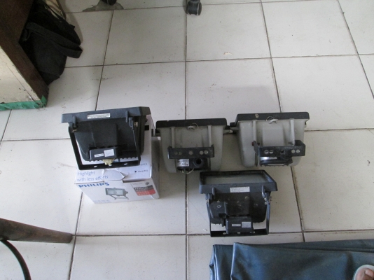 มี 5 หลอด สปอร์ตไลท์ ตามสภาพ ใหม่และเก่าปนกันเหมาไปครับ มี 5 หลอด สปอร์ตไลท์ ตามสภาพ ใหม่และเก่าปนกันเหมาไปครับ