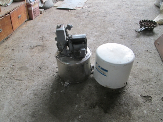 ปั้มน้ำลูกใหญ่  ถังแสตนเลส  ตามสภาพครับ   มอเตอร์ดีครับ