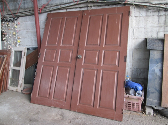 ประตูหน้าบ้าน  บานคู่ 2 บาน ลูกฟัก  หนาหนัก  สภาพสวยมากๆ