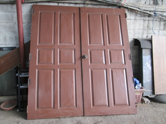 ประตูหน้าบ้าน  บานคู่ 2 บาน ลูกฟัก  หนาหนัก  สภาพสวยมากๆ