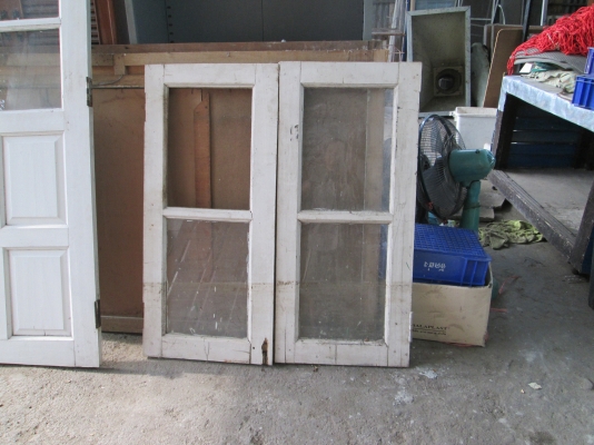 ประตู  หน้าต่าง  ชุดนี้มาด้วยกันครับ   สภาพดีครับ  ขายถูกมากๆครับ