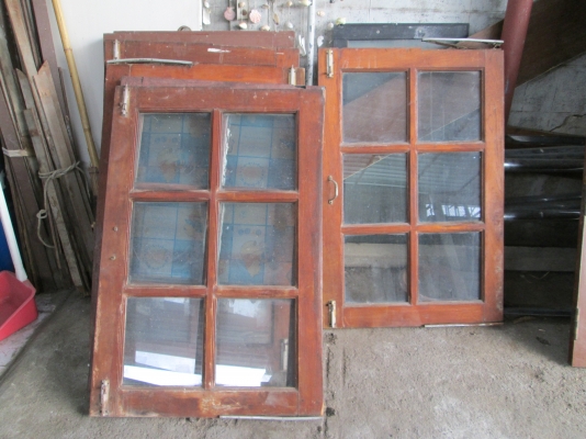 หน้าต่าง 8 บาน สภาพดีครับ  เหมาๆไปครับ  ราคาถูกๆครับ