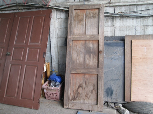 ประตูไม้หนา  ไม้เก่า   สภาพดีมากๆครับ   ขายถูกๆสนใจเชิญครับ