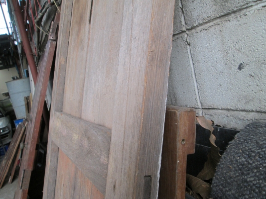 ประตูไม้หนา  ไม้เก่า   สภาพดีมากๆครับ   ขายถูกๆสนใจเชิญครับ