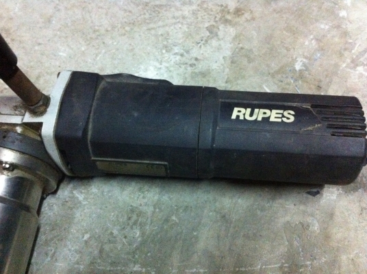 เครื่องดูดของเหลวจากถัง RUPES  ของอิตาลี่ มีขณะเป็นก้านท่อสแตนเลสยาวเป็นทางดูดของเหลว