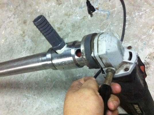 เครื่องดูดของเหลวจากถัง RUPES  ของอิตาลี่ มีขณะเป็นก้านท่อสแตนเลสยาวเป็นทางดูดของเหลว