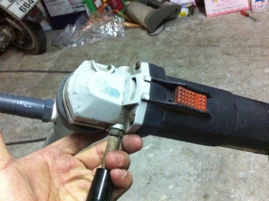 เครื่องดูดของเหลวจากถัง RUPES  ของอิตาลี่ มีขณะเป็นก้านท่อสแตนเลสยาวเป็นทางดูดของเหลว