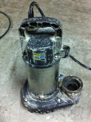 ปั๊มน้ำมิตซูบิชิแบบจุ่มแช่ในน้ำ ตัวโครงสร้างสแตนเลสและพลาสติก