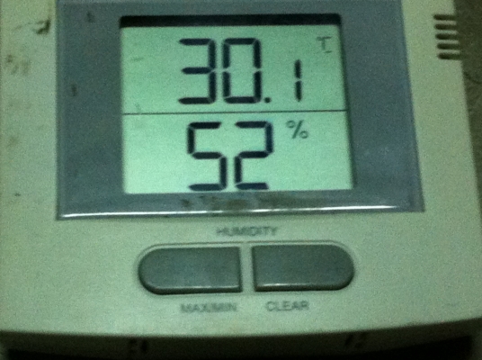 เครื่องวัดอุณหภูมิและความชื่น บอกอุณหภูมิเป็นองศา ความชื่นบอกเป็น \% แบบยึดติดผนังหรือตั้งบนโต็ะได้