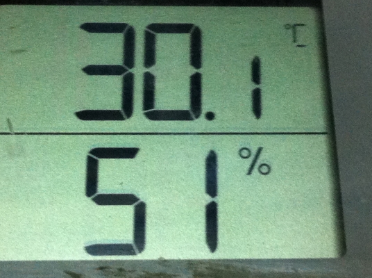 เครื่องวัดอุณหภูมิและความชื่น บอกอุณหภูมิเป็นองศา ความชื่นบอกเป็น \% แบบยึดติดผนังหรือตั้งบนโต็ะได้