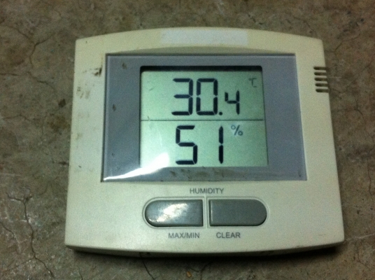 เครื่องวัดอุณหภูมิและความชื่น บอกอุณหภูมิเป็นองศา ความชื่นบอกเป็น \% แบบยึดติดผนังหรือตั้งบนโต็ะได้