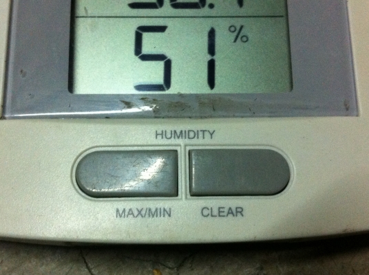 เครื่องวัดอุณหภูมิและความชื่น บอกอุณหภูมิเป็นองศา ความชื่นบอกเป็น \% แบบยึดติดผนังหรือตั้งบนโต็ะได้