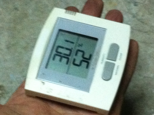 เครื่องวัดอุณหภูมิและความชื่น บอกอุณหภูมิเป็นองศา ความชื่นบอกเป็น \% แบบยึดติดผนังหรือตั้งบนโต็ะได้