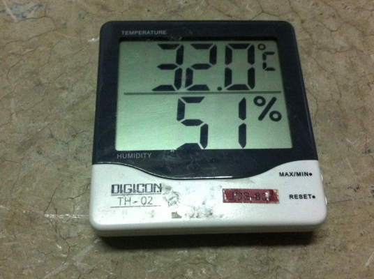 เครื่องวัดอุณหภูมิและความชื่น DIGICON ตัวใหญ๋บอกอุณหภูมิเป็นองศา Cและ F ความชื่นบอกเป็น \% แบบยึดติดผนังหรือตั้งบนโต็ะได้