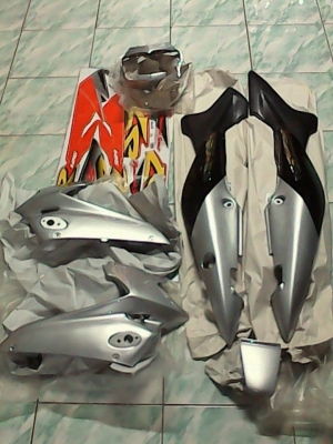 ขายชุดสีพร้อมสติ๊กเกอร์ LS125  1700 บาท