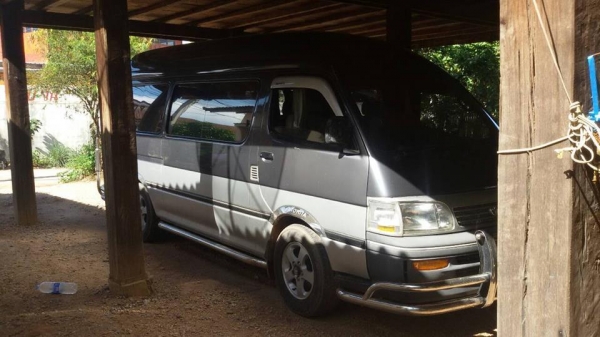 ขายรถตู้โตโยต้าหลังคาสูง ปี40 แต่งVIPแล้ว เครื่องดี แอร์เย็น สภาพสวยพร้อมใช้งาน เอกสารพร้อมโอน สนใจโทร 090-8588220คุณนะ 093-3258446คุณบิว ID:narong498 หรือเข้าดูสินค้าอื่นๆได้ที่ www.truck.in.th/498 หรือเพจFacebook ณรงค์ ซื้อขายรถมือสอง (เว็บไซต์ส่วนตัว)