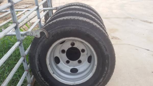 ยางรถบรรทุก-ขอบ16-5รู ยางบิสสโตนดี ยางรถบรรทุก-ขอบ16-5รู ยางบิสสโตนดี