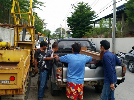 ลูกค้ามุงดู หัวเจาะ หัวกระแทก เบรกเกอร์  ขึ้นรถพร้อมจัดส่งครับ ขอบคุณครับ