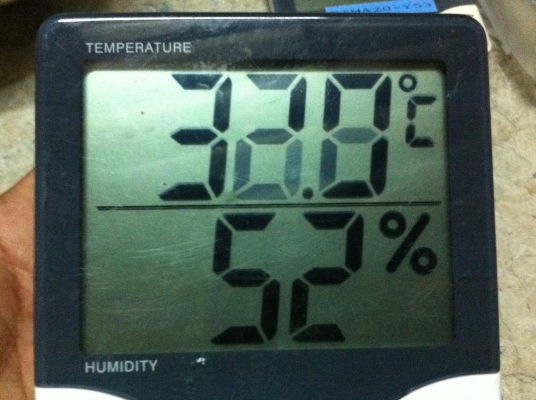 เครื่องวัดอุณหภูมิและความชื่น DIGICON ตัวใหญ๋บอกอุณหภูมิเป็นองศา Cและ F ความชื่นบอกเป็น \% แบบยึดติดผนังหรือตั้งบนโต็ะ