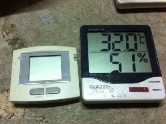 เครื่องวัดอุณหภูมิและความชื่น DIGICON ตัวใหญ๋บอกอุณหภูมิเป็นองศา Cและ F ความชื่นบอกเป็น \% แบบยึดติดผนังหรือตั้งบนโต็ะ