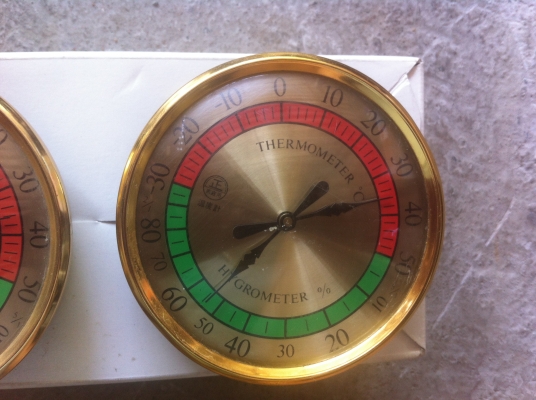 แผงบอกอุณหภูมิและความชื่นแบบหน้าปัดกลม เป็นแบบเข็มไม่ใช้ถ่าน