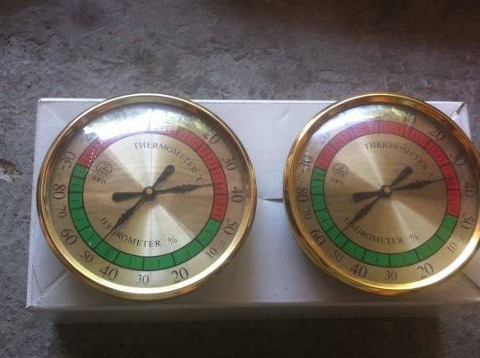 แผงบอกอุณหภูมิและความชื่นแบบหน้าปัดกลม เป็นแบบเข็มไม่ใช้ถ่าน