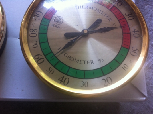 แผงบอกอุณหภูมิและความชื่นแบบหน้าปัดกลม เป็นแบบเข็มไม่ใช้ถ่าน