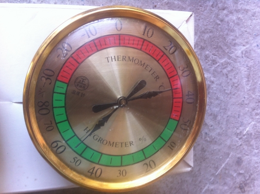 แผงบอกอุณหภูมิและความชื่นแบบหน้าปัดกลม เป็นแบบเข็มไม่ใช้ถ่าน