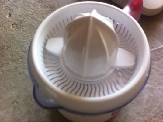 เครื่องคั้นน้ำตระกุลส้ม มะนาว หมุนแยกเนื้อแยกน้ำมีโถใส่น้ำที่ได้ขนาด 1 ลิตร เครื่องคั้นน้ำตระกุลส้ม มะนาว หมุนแยกเนื้อแยกน้ำมีโถใส่น้ำที่ได้ขนาด 1 ลิตร