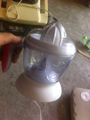 เครื่องคั้นน้ำตระกุลส้ม มะนาว หมุนแยกเนื้อแยกน้ำมีโถใส่น้ำที่ได้ขนาด 1 ลิตร เครื่องคั้นน้ำตระกุลส้ม มะนาว หมุนแยกเนื้อแยกน้ำมีโถใส่น้ำที่ได้ขนาด 1 ลิตร