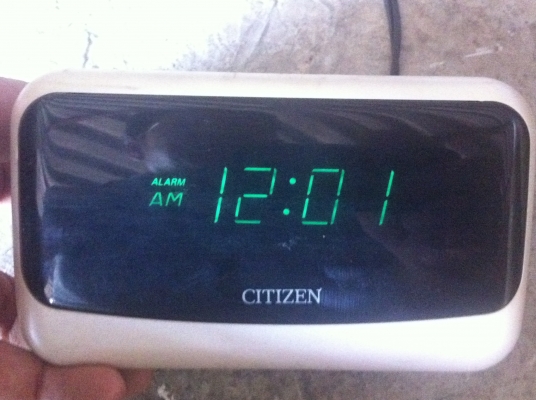 นาฬิกา CITIZEN ตัวเลขสีเขียว ตั้งปลุกได้ ตัวเลขเห็นชัดนุ่นๆ ใช้ไฟ 100V.